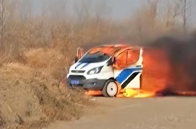 合影:露营车价值15万元为救小狗冲入火场烧得只剩铁架澳门新葡京网页男子上坟烧纸时不慎引燃自家车事后淡定(图1) 合影:露营车价值15万元为救小狗冲入火场烧得只剩铁架澳门新葡京网页男子上坟烧纸时不慎引燃自家车事后淡定(图1)